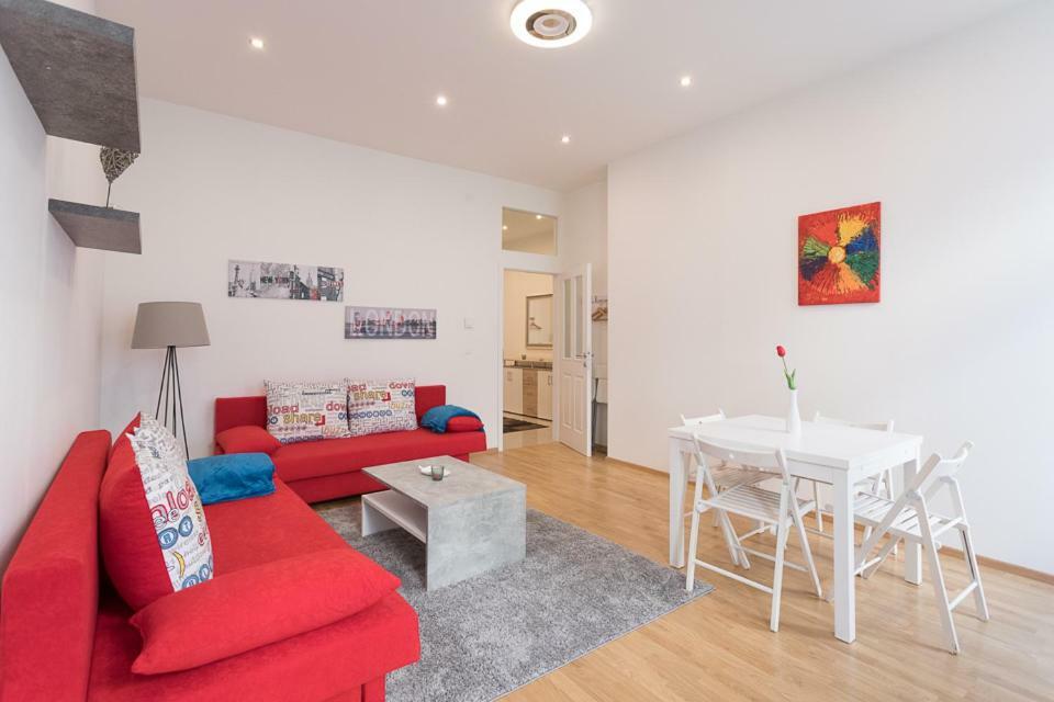 Bright Red Heart In Leopoldstadt Apartment Wien