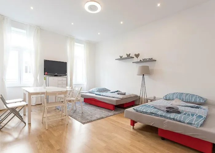 Bright Red Heart Apartment In Leopoldstadt