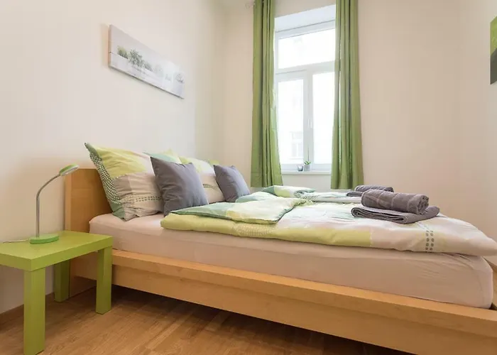 Bright Red Heart Apartment In Leopoldstadt