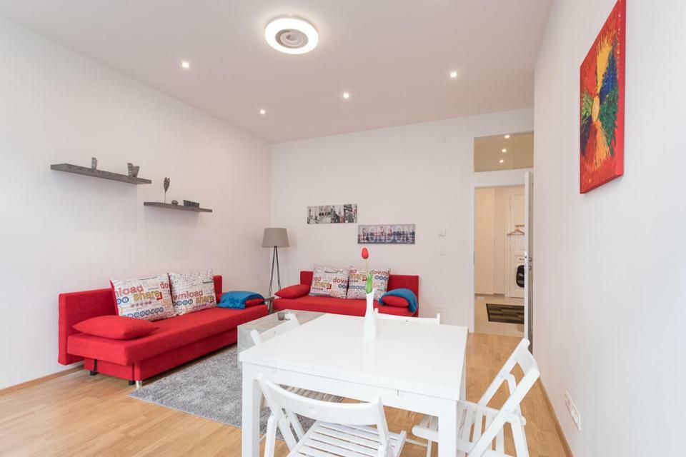 Bright Red Heart In Leopoldstadt Apartmán