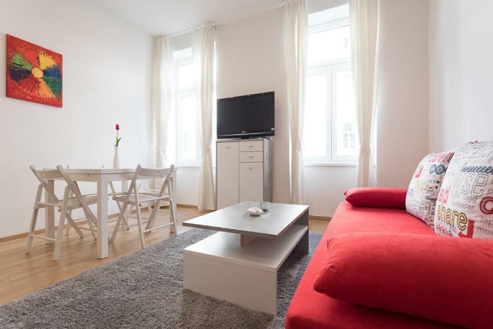 Bright Red Heart In Leopoldstadt Apartmán