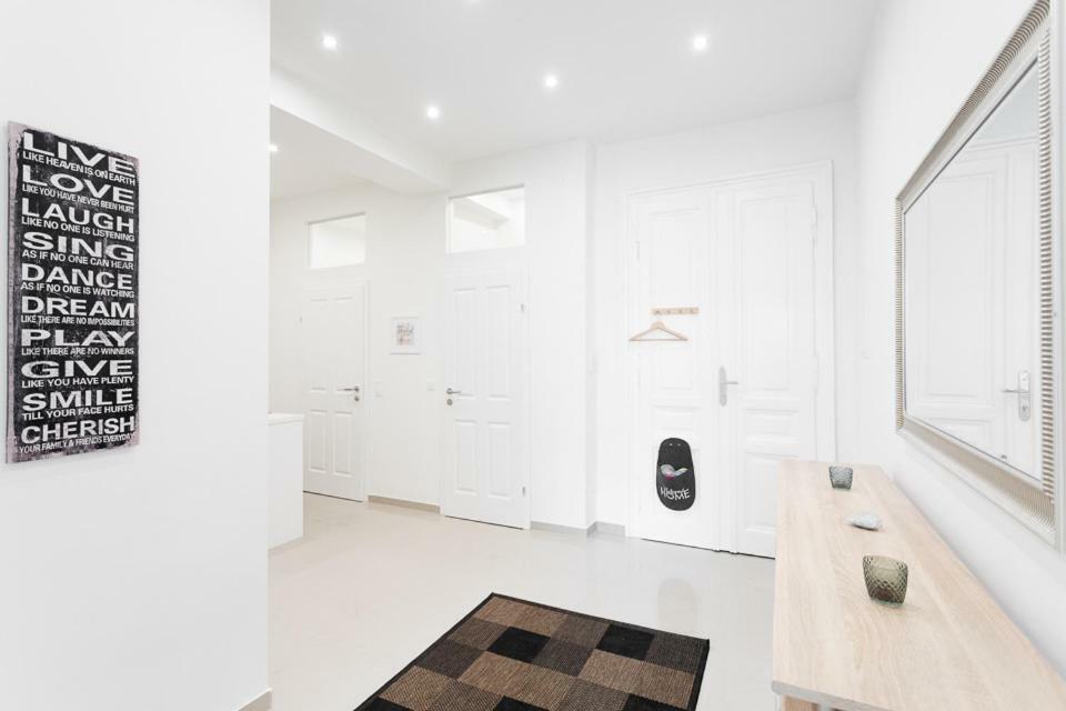 Bright Red Heart In Leopoldstadt Apartment Wien